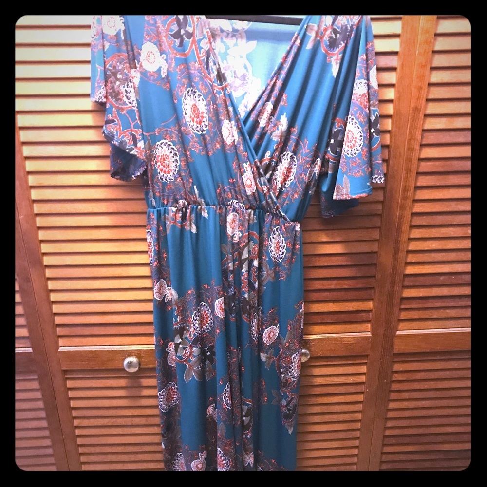 Green dress. Midi hi-low. Flower print.